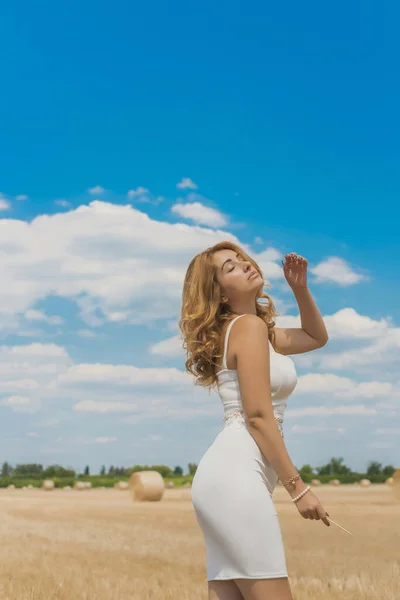 Mujer Moderna Natural Con Caderas Llenas Bonita Figura Traje Blanco —  Fotos de Stock