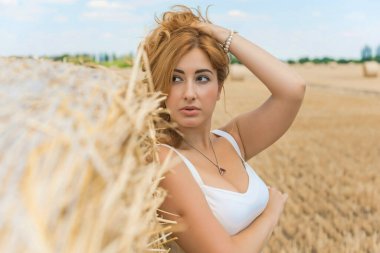 Doğuştan modern, dolgun kalçalı, beyaz kostümlü güzel bir kadın. Kadınlık kavramı