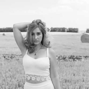 Doğuştan modern, dolgun kalçalı, beyaz kostümlü güzel bir kadın. Kadınlık kavramı