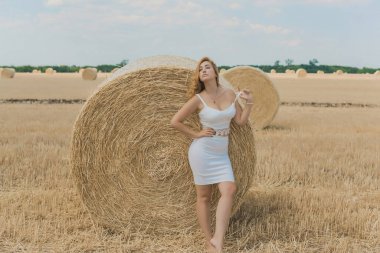 Doğuştan modern, dolgun kalçalı, beyaz kostümlü güzel bir kadın. Kadınlık kavramı