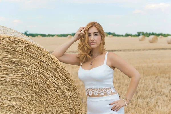 Doğuştan Modern Dolgun Kalçalı Beyaz Kostümlü Güzel Bir Kadın Kadınlık — Stok fotoğraf