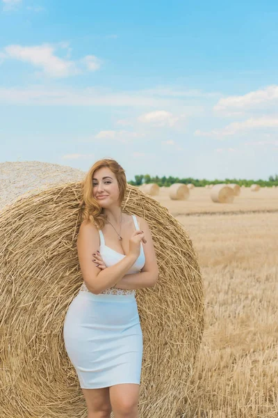 Natuurlijke Moderne Size Vrouw Met Volle Heupen Mooie Figuur Wit — Stockfoto