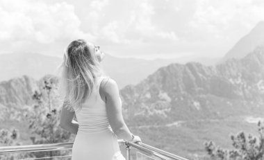 Doğada iyi bir kadın, hayatın tadını çıkar, sahilde yürü. Modern kadın hayatı artı boyut, mutlu sarışın güzel güzel kadın.