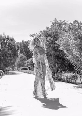 Doğada iyi bir kadın, hayatın tadını çıkar, sahilde yürü. Modern kadın hayatı artı boyut, mutlu sarışın güzel güzel kadın.