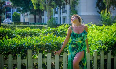 Doğada iyi bir kadın, hayatın tadını çıkar, sahilde yürü. Modern kadın hayatı artı boyut, mutlu sarışın güzel güzel kadın.