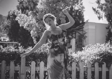 Doğada iyi bir kadın, hayatın tadını çıkar, sahilde yürü. Modern kadın hayatı artı boyut, mutlu sarışın güzel güzel kadın.