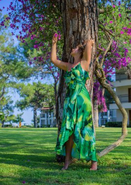 Doğada iyi bir kadın, hayatın tadını çıkar, sahilde yürü. Modern kadın hayatı artı boyut, mutlu sarışın güzel güzel kadın.