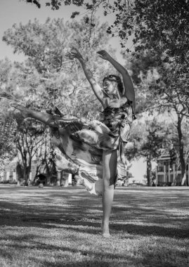 Doğada iyi bir kadın, hayatın tadını çıkar, sahilde yürü. Modern kadın hayatı artı boyut, mutlu sarışın güzel güzel kadın.