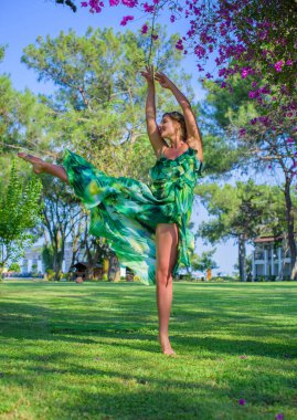 Doğada iyi bir kadın, hayatın tadını çıkar, sahilde yürü. Modern kadın hayatı artı boyut, mutlu sarışın güzel güzel kadın.