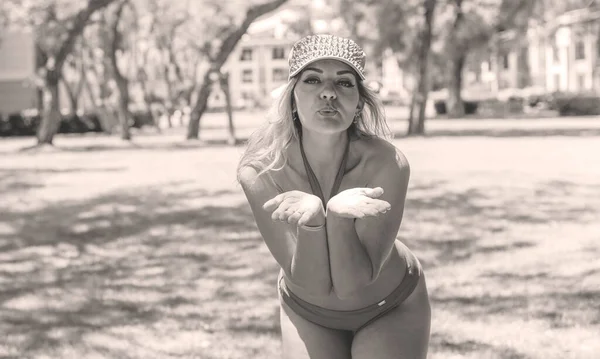 Aardige Vrouw Natuur Genieten Van Het Leven Wandelen Het Strand — Stockfoto