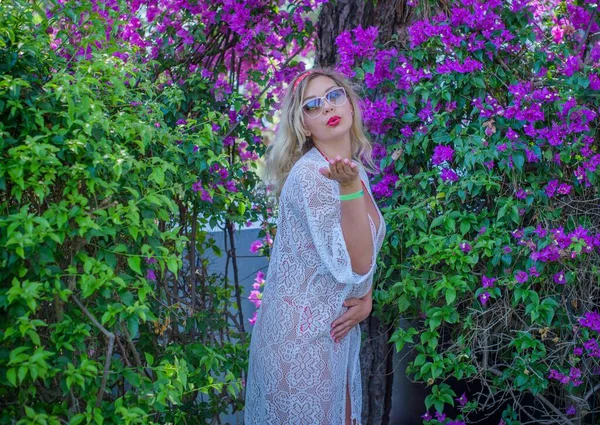 Bella Donna Alla Natura Godersi Vita Camminare Spiaggia Vita Della — Foto Stock