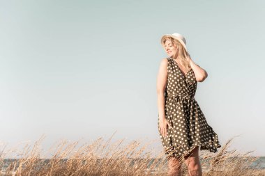 Tatillerde güzel bir kadın, plaj manzaralı bir yer, sahil, deniz. Tatiller ve macera konsepti