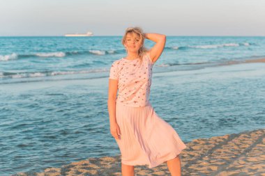 Tatillerde güzel bir kadın, plaj manzaralı bir yer, sahil, deniz. Tatiller ve macera konsepti