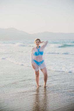 Tatillerde güzel bir kadın, plaj manzaralı bir yer, sahil, deniz. Tatiller ve macera konsepti