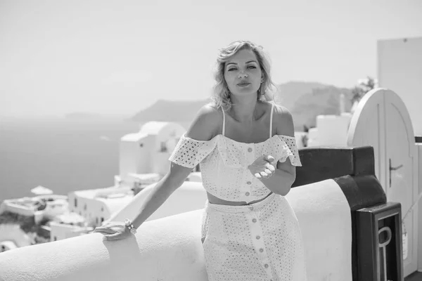 Žena Zájezdu Pohledy Tradiční Ulice Santorini Umístění Oia Village Santorini — Stock fotografie