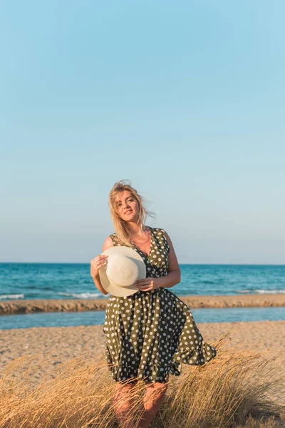 休日の素敵な女性 ビーチの絵のような景色 ビーチ 休暇と冒険の概念 — ストック写真