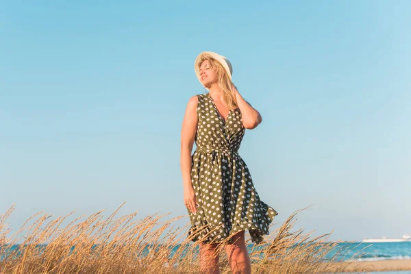 Гарна Жінка Відпустці Мальовничий Вид Пляж Розташування Пляж Море Відпустка — стокове фото