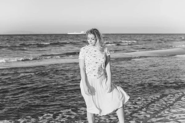 Красивая Женщина Отдыхе Живописный Вид Пляж Location Beach Sea Отдых — стоковое фото