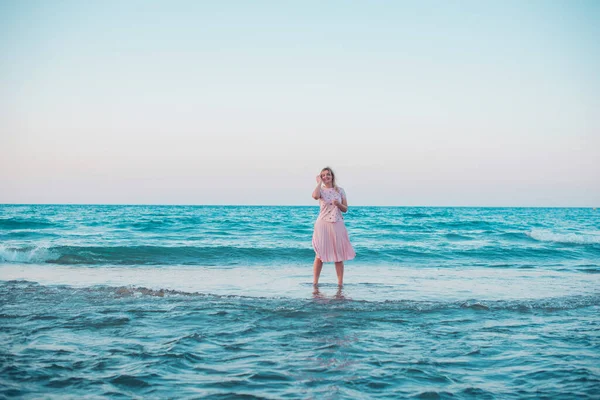 Bella Donna Vacanza Pittoresca Vista Sulla Spiaggia Ubicazione Spiaggia Mare — Foto Stock