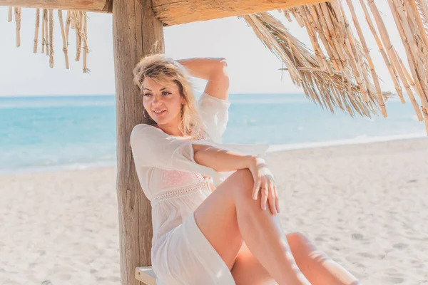 Гарна Жінка Відпустці Мальовничий Вид Пляж Розташування Пляж Море Відпустка — стокове фото