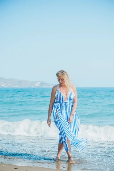 Nette Frau Urlaub Malerischer Blick Auf Den Strand Lage Strand — Stockfoto