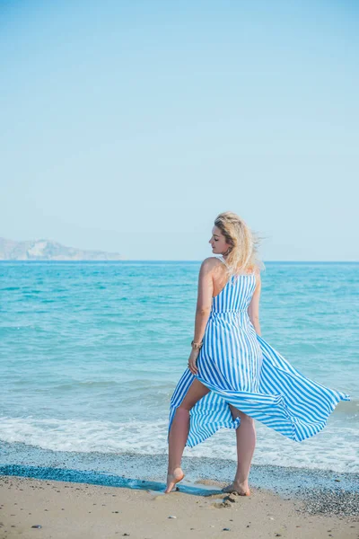休日の素敵な女性 ビーチの絵のような景色 ビーチ 休暇と冒険の概念 — ストック写真