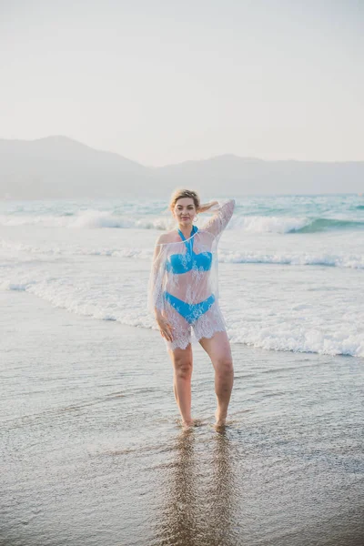 Nette Frau Urlaub Malerischer Blick Auf Den Strand Lage Strand — Stockfoto