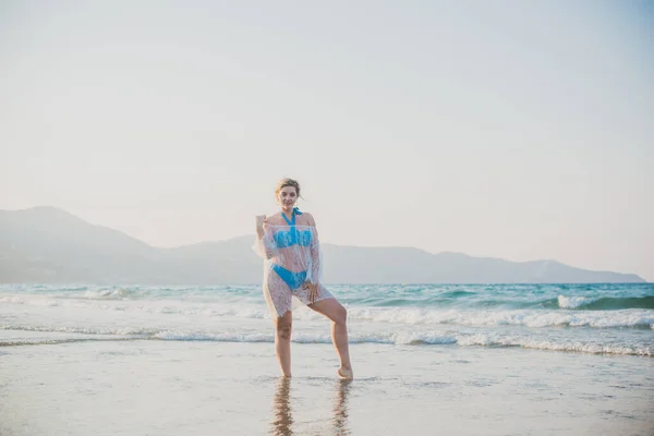 Bella Donna Vacanza Pittoresca Vista Sulla Spiaggia Ubicazione Spiaggia Mare — Foto Stock