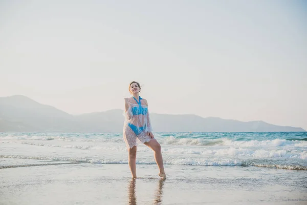 Bella Donna Vacanza Pittoresca Vista Sulla Spiaggia Ubicazione Spiaggia Mare — Foto Stock