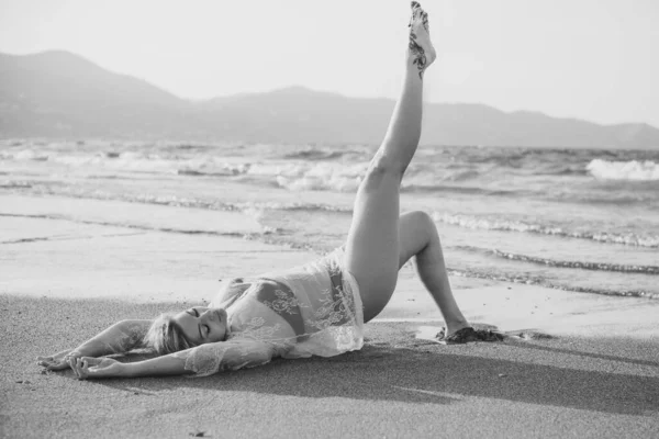 Mulher Agradável Férias Vista Pitoresca Praia Local Praia Mar Férias — Fotografia de Stock