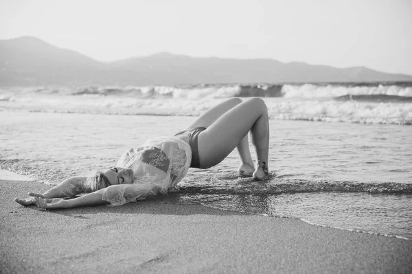 Красивая Женщина Отдыхе Живописный Вид Пляж Location Beach Sea Отдых — стоковое фото