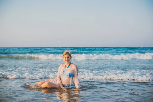 Tatillerde güzel bir kadın, plaj manzaralı bir yer, sahil, deniz. Tatiller ve macera konsepti