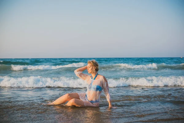 Bonita Mujer Vacaciones Pintoresca Vista Playa Ubicación Playa Mar Concepto — Foto de Stock