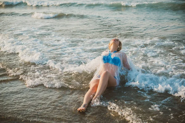 Mulher Agradável Férias Vista Pitoresca Praia Local Praia Mar Férias — Fotografia de Stock