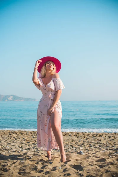 Leuke Vrouw Vakantie Schilderachtig Uitzicht Het Strand Locatie Strand Zee — Stockfoto