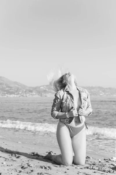 Nice Woman Holidays Picturesque View Beach Helyszín Strand Tenger Nyaralás — Stock Fotó