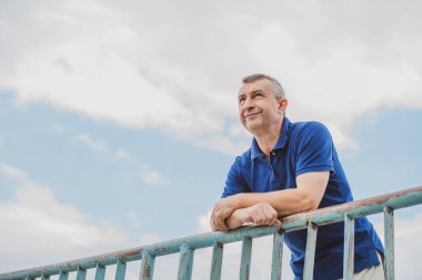 Olgun bir Avrupalı adam, iyi bir ruh hali, açık hava portresi. 50 yıl sonra yaşam konsepti