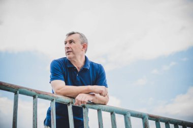 Olgun bir Avrupalı adam, iyi bir ruh hali, açık hava portresi. 50 yıl sonra yaşam konsepti