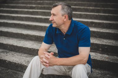 Olgun bir Avrupalı adam, iyi bir ruh hali, açık hava portresi. 50 yıl sonra yaşam konsepti