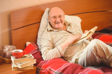 Son sınıf öğrencisi sabah iyi bir ruh hali içinde uyanır pijama giyer, emekli insanlar gibi yaşar. 