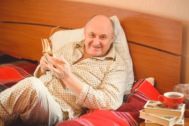 Son sınıf öğrencisi sabah iyi bir ruh hali içinde uyanır pijama giyer, emekli insanlar gibi yaşar. 