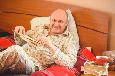 Son sınıf öğrencisi sabah iyi bir ruh hali içinde uyanır pijama giyer, emekli insanlar gibi yaşar. 