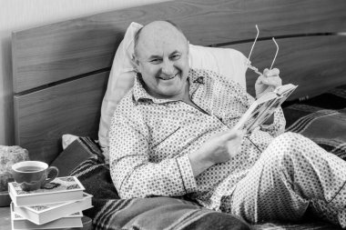 Son sınıf öğrencisi sabah iyi bir ruh hali içinde uyanır pijama giyer, emekli insanlar gibi yaşar. 