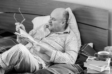 Son sınıf öğrencisi sabah iyi bir ruh hali içinde uyanır pijama giyer, emekli insanlar gibi yaşar. 