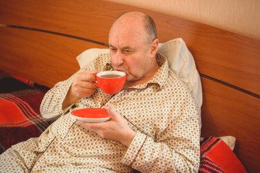 Son sınıf öğrencisi sabah iyi bir ruh hali içinde uyanır pijama giyer, emekli insanlar gibi yaşar. 