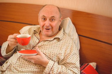 Son sınıf öğrencisi sabah iyi bir ruh hali içinde uyanır pijama giyer, emekli insanlar gibi yaşar. 