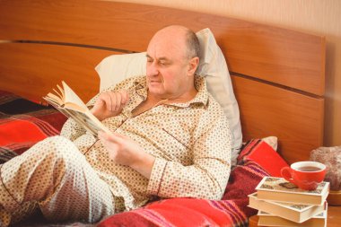 Son sınıf öğrencisi sabah iyi bir ruh hali içinde uyanır pijama giyer, emekli insanlar gibi yaşar. 