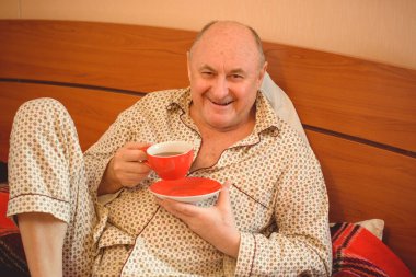 Son sınıf öğrencisi sabah iyi bir ruh hali içinde uyanır pijama giyer, emekli insanlar gibi yaşar. 