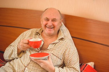 Son sınıf öğrencisi sabah iyi bir ruh hali içinde uyanır pijama giyer, emekli insanlar gibi yaşar. 