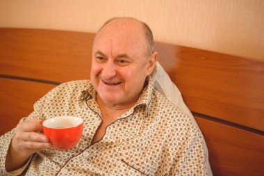 Son sınıf öğrencisi sabah iyi bir ruh hali içinde uyanır pijama giyer, emekli insanlar gibi yaşar. 